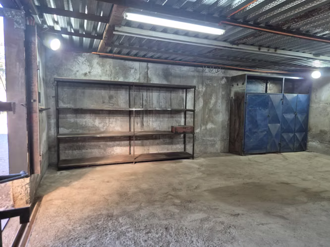Arriendo galpón de 432 mt2 industrial - comercial en Los Lirios.
