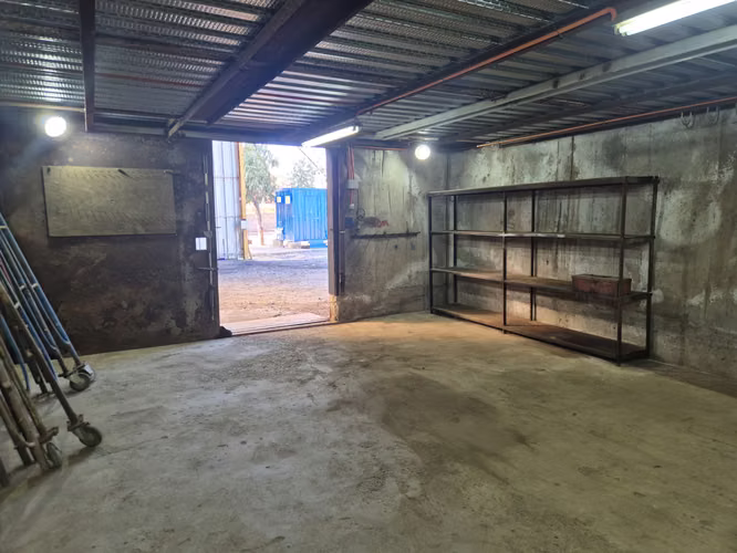 Arriendo galpón de 432 mt2 industrial - comercial en Los Lirios.