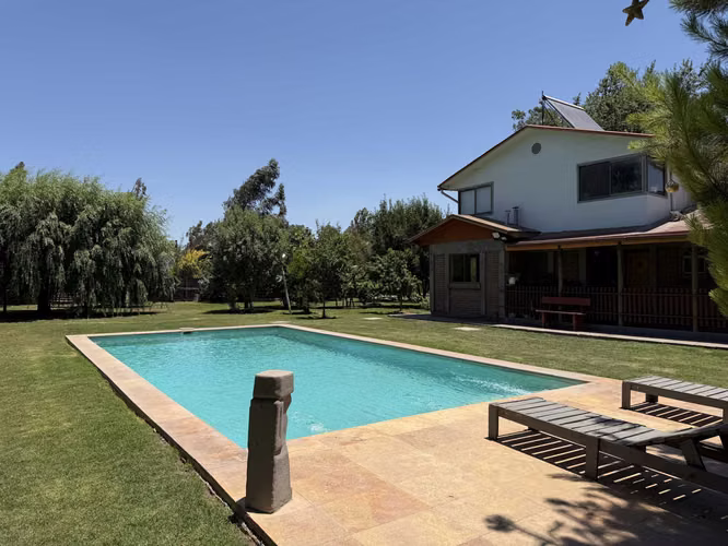 CASA CON HERMOSO JARDÍN EN CONDOMINIO