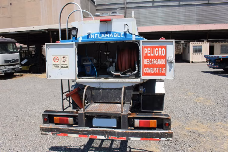Camion Hino 300 XZU 8.5 SL año 2020 con Estanque Combustible 5.000 Ltrs