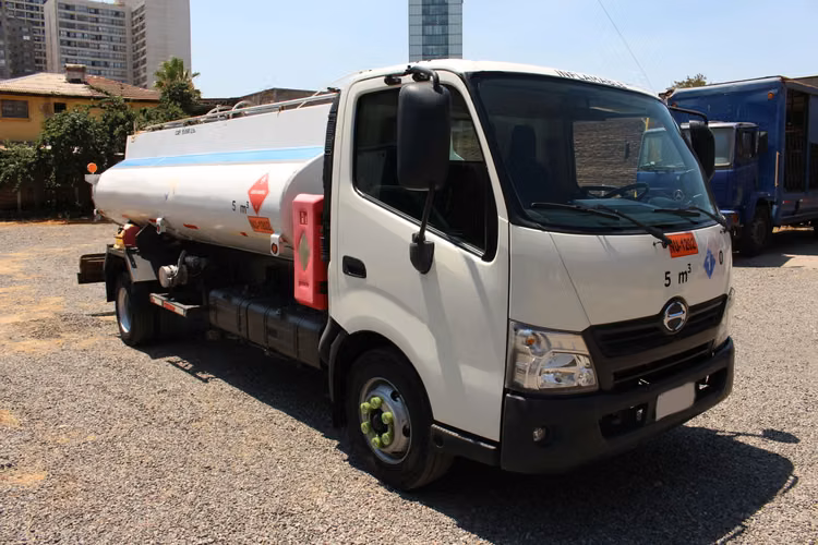 Camion Hino 300 XZU 8.5 SL año 2020 con Estanque Combustible 5.000 Ltrs