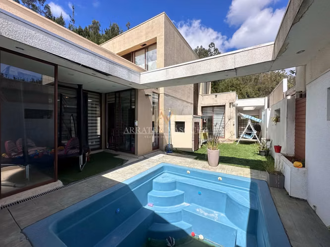 Casa en Venta en Valle Catirai 4 Dorm. con Piscina