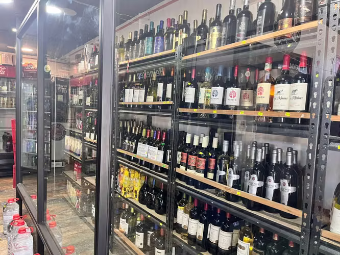 Amplio Local Comercial con Bodega y casa  (137364)