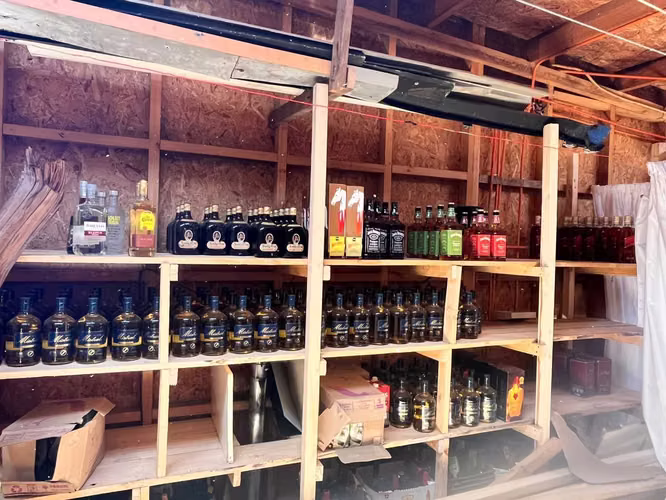 Amplio Local Comercial con Bodega y casa  (137364)