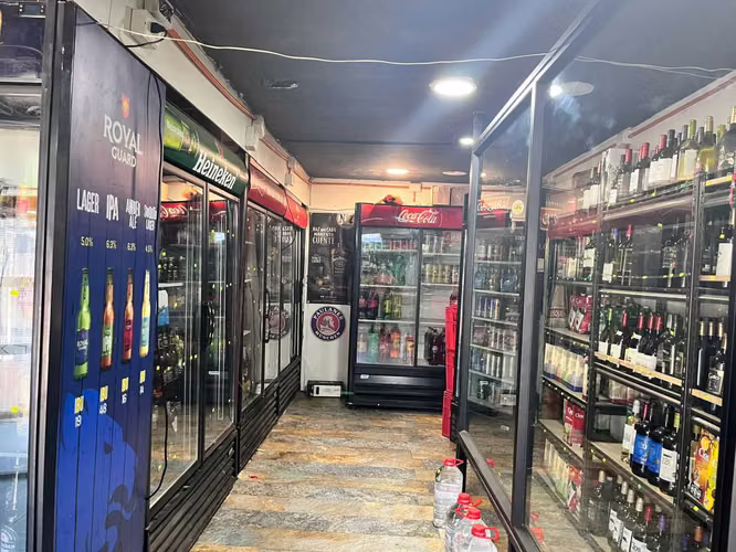 Amplio Local Comercial con Bodega y casa  (137364)