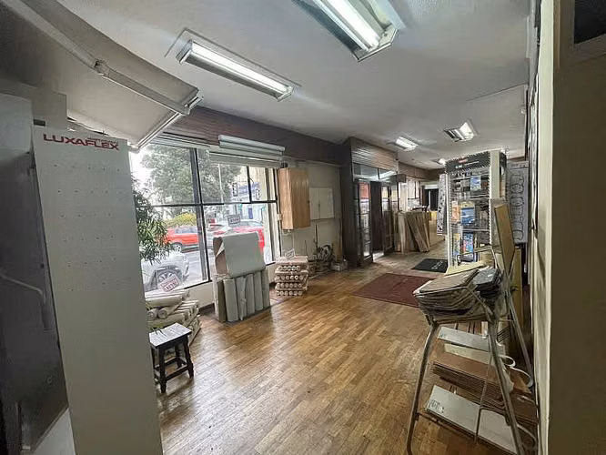 Oficina SE VENDE AMPLIO LOCAL COMERCIAL / OFICINA (CÓD. 555)