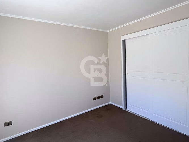 Casa de 2 pisos - Excelente ubicación. Rebajada!!