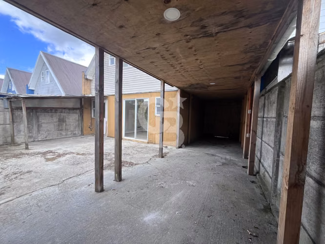 Casa de 2 pisos - Excelente ubicación. Rebajada!!