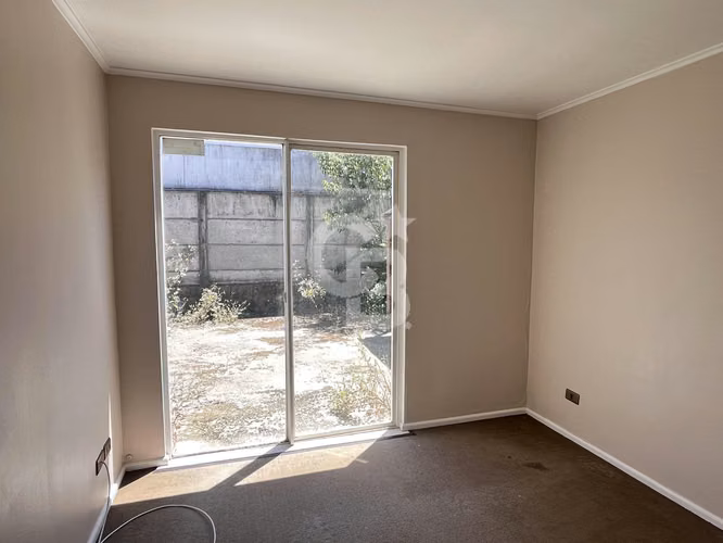 Casa de 2 pisos - Excelente ubicación. Rebajada!!