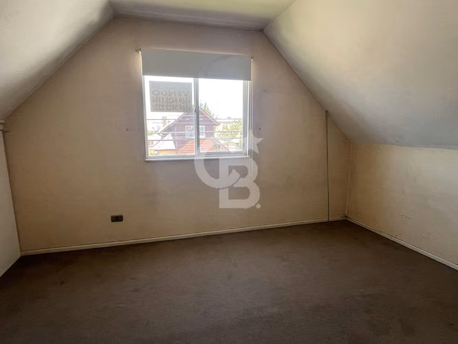 Casa de 2 pisos - Excelente ubicación. Rebajada!!