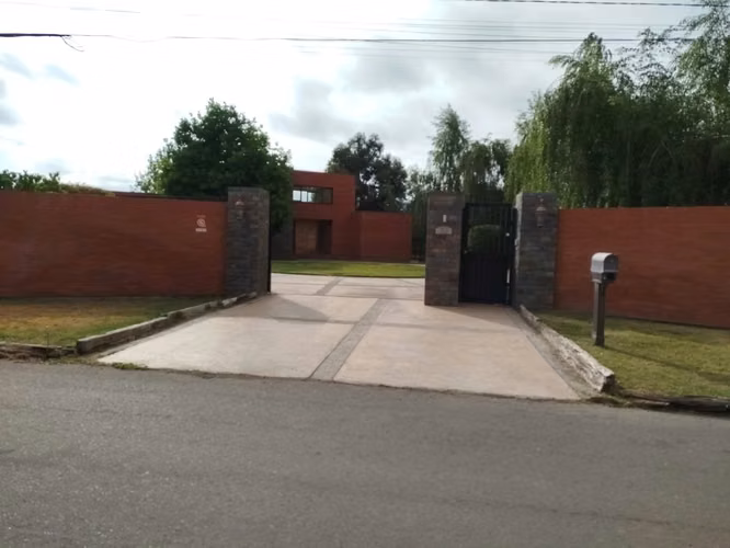 HERMOSA CASA  390 mtrs2 / Terreno 5.000 mtrs2