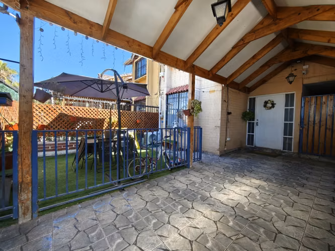 Se vende casa ampliada en Av. Cuatro Poniente, Maipú