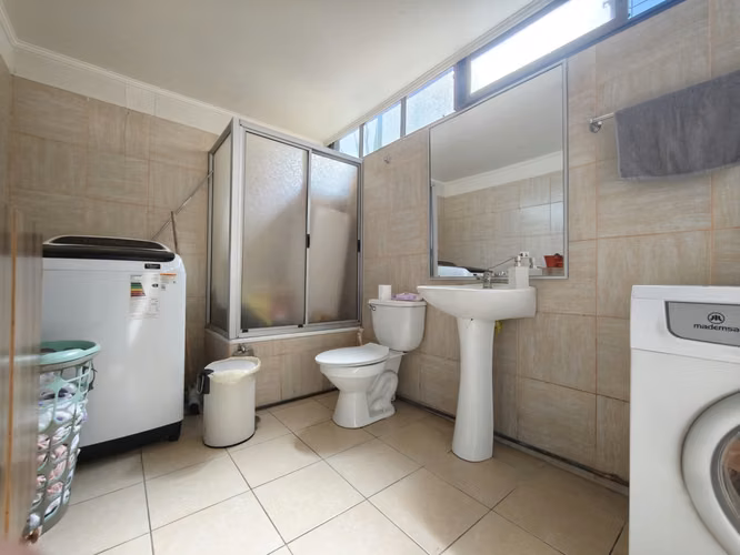 Se vende casa ampliada en Av. Cuatro Poniente, Maipú