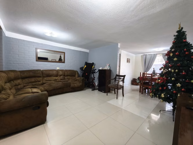Se vende casa ampliada en Av. Cuatro Poniente, Maipú