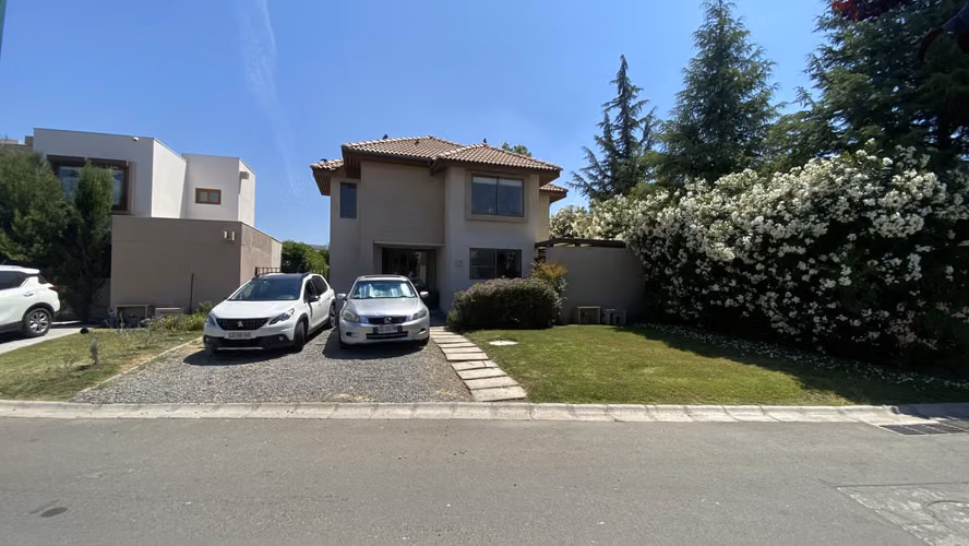 Estupenda casa en venta en Condominio Los Nogales , en Santa Elena, ubicada en Chicureo Norte en la comuna de Colina.
