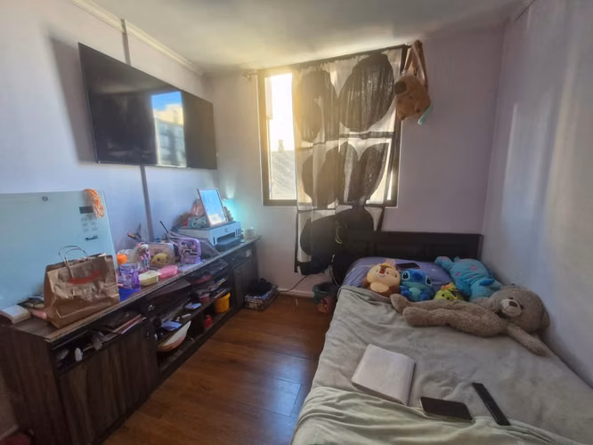 Grace Kelm Vende  depto excelente ubicación de 2 dorm 2 baños con est y bodega en barrio República, Santiago