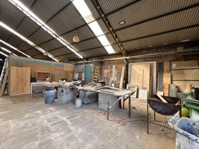 Inmueble Comercial Con Construcciones Habitacionales