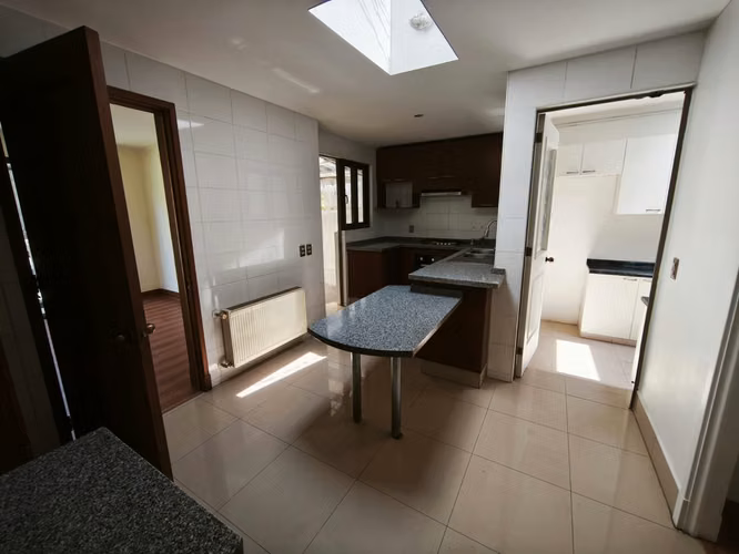 CASA REMODELADA QUINCHO Y PISCINA (5D-4B) - EL BUEN CAMINO, PEÑALOLÉN - Imagen 9
