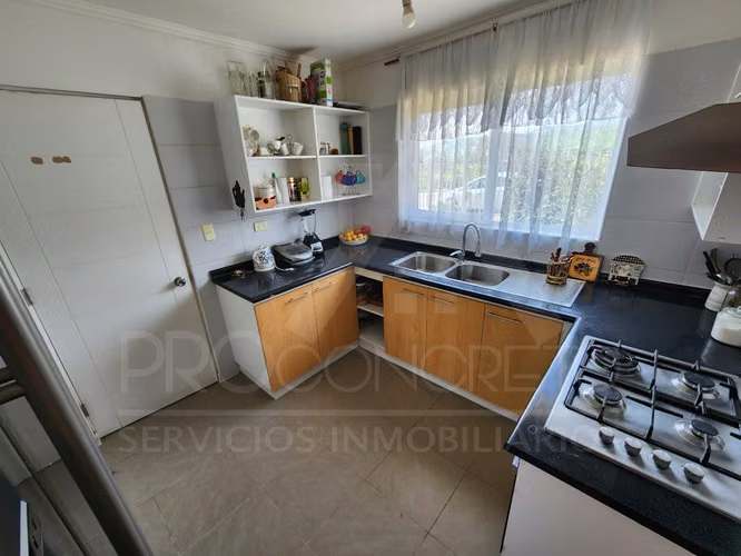 Casa En Venta En El Manzano Tiltil, 3d+3b Y 2e, Condominio Seguro