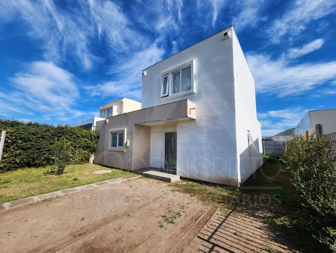 Casa En Venta En El Manzano Tiltil, 3d+3b Y 2e, Condominio Seguro