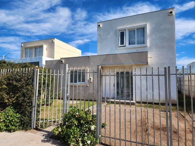 Casa En Venta En El Manzano Tiltil, 3d+3b Y 2e, Condominio Seguro