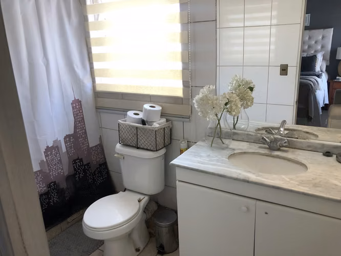VENDE CASA 3 PISOS, 4 DORM, 3 BAÑOS, 2 SALAS, VALLE LO CAMPINO, QUILICURA