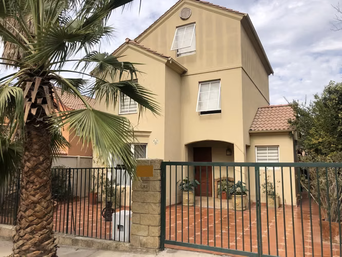 VENDE CASA 3 PISOS, 4 DORM, 3 BAÑOS, 2 SALAS, VALLE LO CAMPINO, QUILICURA