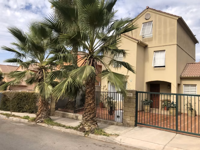 VENDE CASA 3 PISOS, 4 DORM, 3 BAÑOS, 2 SALAS, VALLE LO CAMPINO, QUILICURA