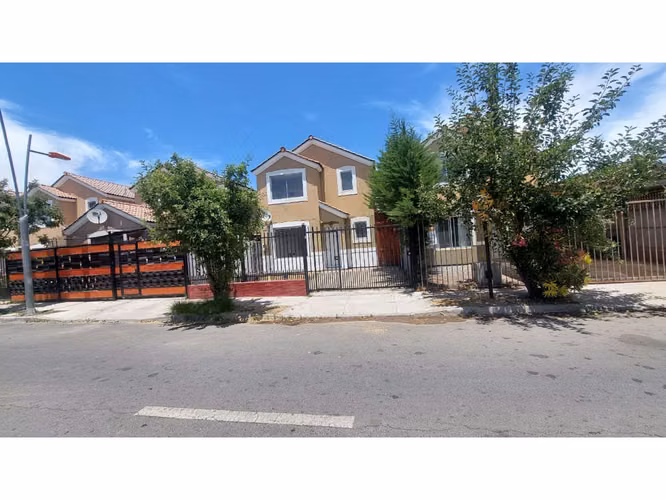CASA EN "LOS CIRUELOS II" (3D-2B) - BUIN
