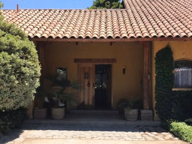 Casa estilo colonial en condominio Los Ciruelos, Lo Pinto, Colina