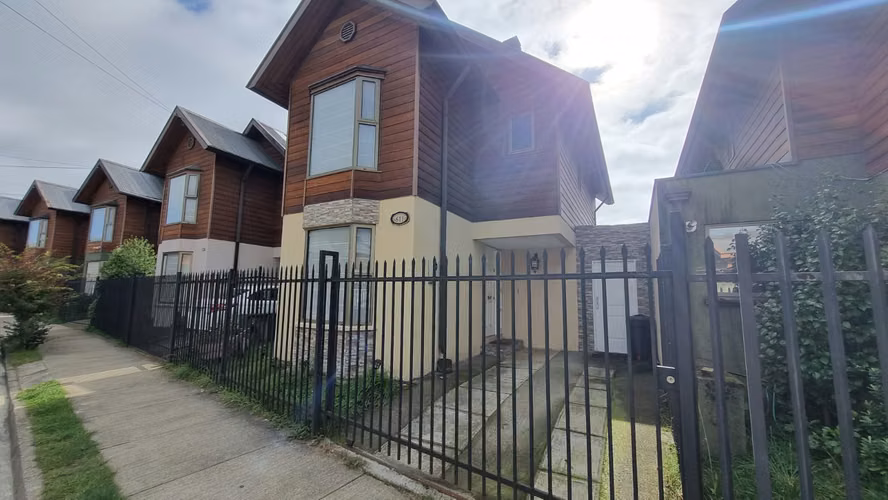 Oportunidad de Venta – Casa de 2 Pisos en Sector Bosque Sur