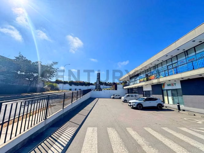 Arriendo local comercial en Strip Center El Santuario