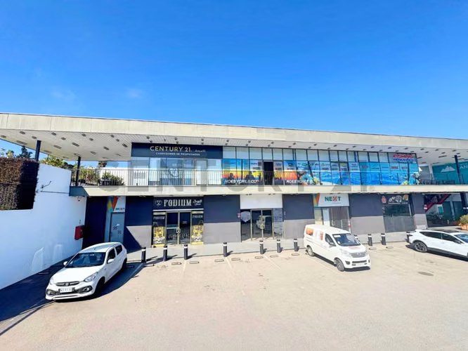 Arriendo local comercial en Strip Center El Santuario