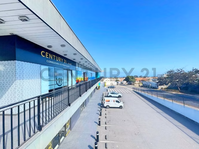 Arriendo local comercial en Strip Center El Santuario