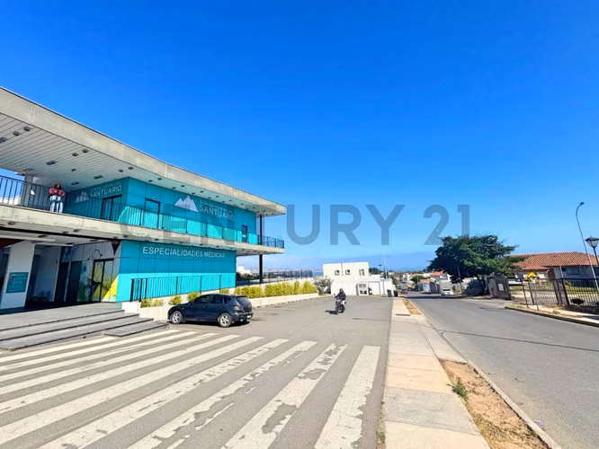 Arriendo local comercial en Strip Center El Santuario