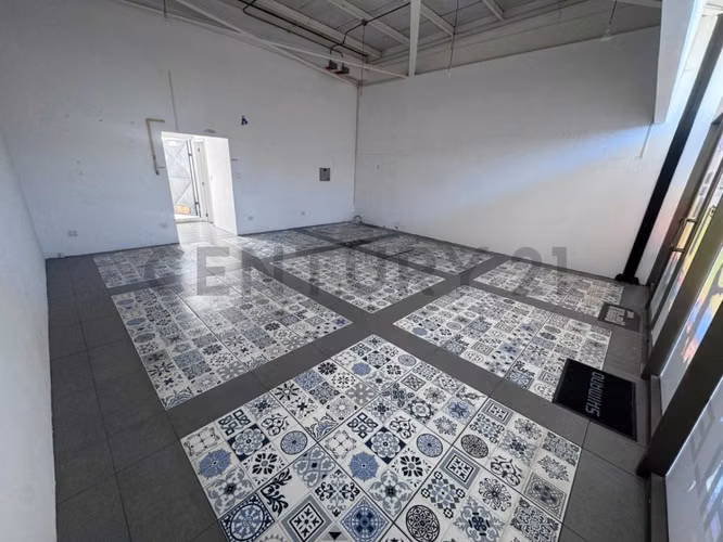 Arriendo local comercial en Strip Center El Santuario