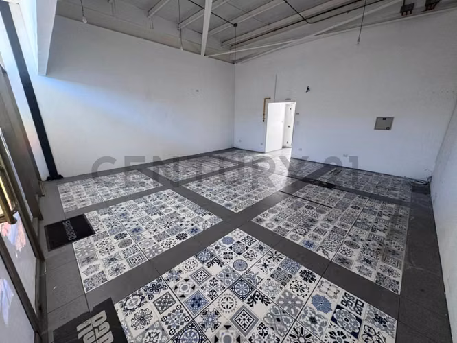 Arriendo local comercial en Strip Center El Santuario