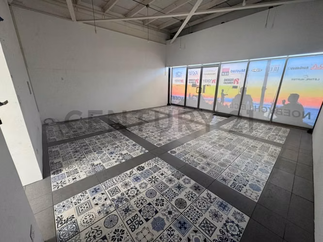 Arriendo local comercial en Strip Center El Santuario