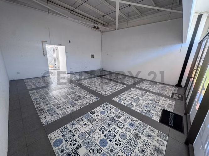 Arriendo local comercial en Strip Center El Santuario