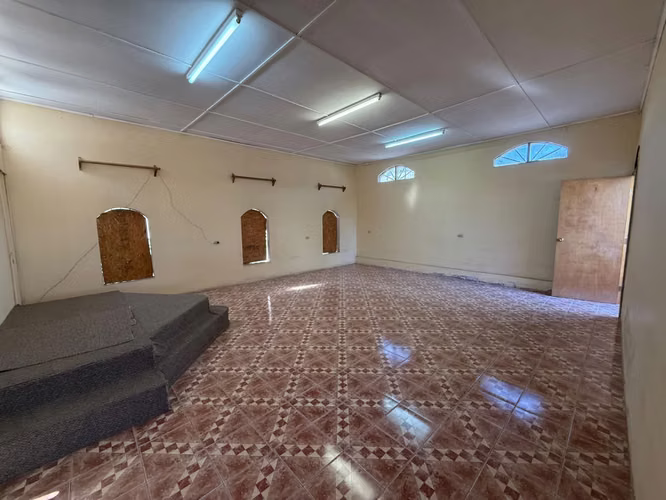 Se Vende Amplia Casa Esquina sector Manuel Rodríguez
