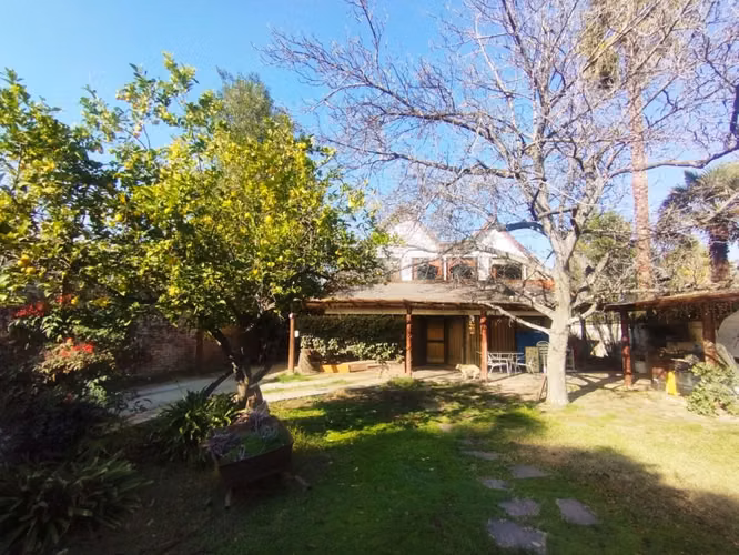 Terreno en La Reina con casa de 7 habitaciones