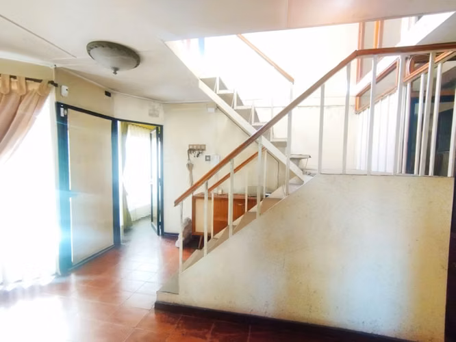 Terreno en La Reina con casa de 7 habitaciones - Imagen 11