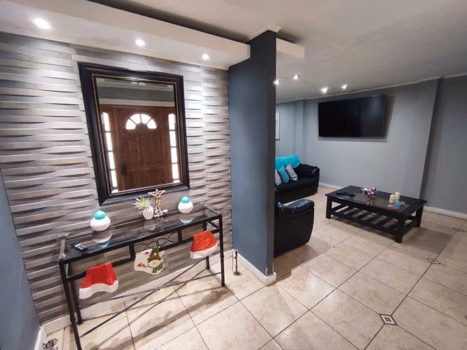 Casa esquina remodelada para venta (140007) - Imagen 7