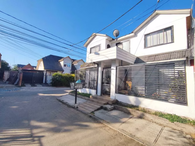Casa esquina remodelada para venta (140007) - Imagen 2