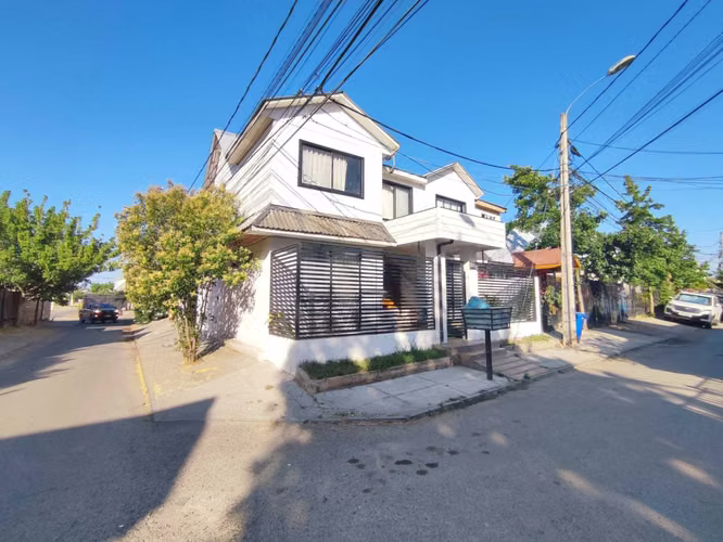 Casa esquina remodelada para venta (140007) - Imagen 3