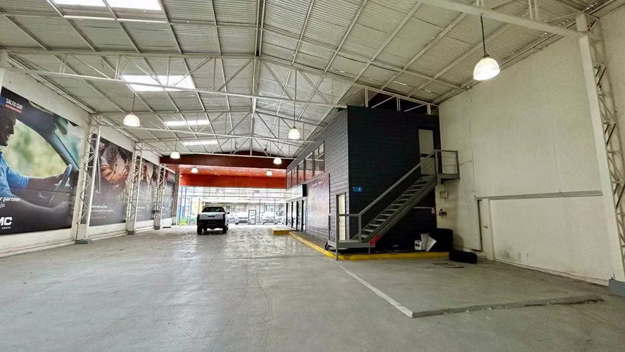 Amplio Local Comercial en Excelente Zona (140094)