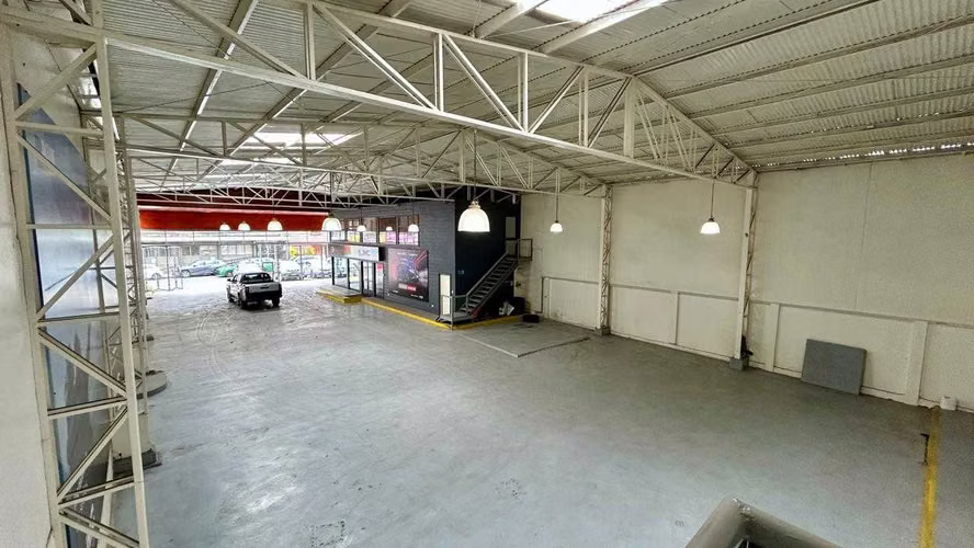 Amplio Local Comercial en Excelente Zona (140094)