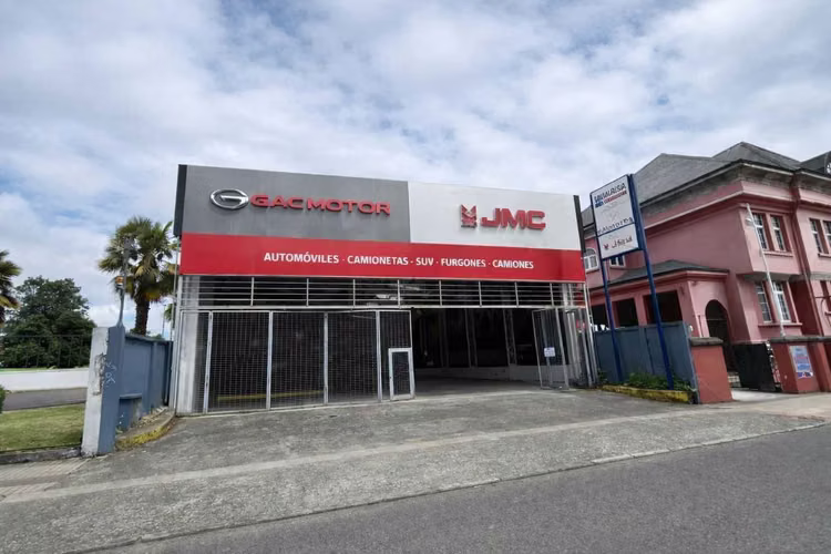 Amplio Local Comercial en Excelente Zona (140094)