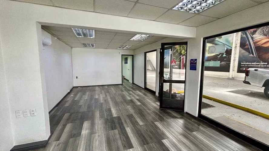 Amplio Local Comercial en Excelente Zona (140094)