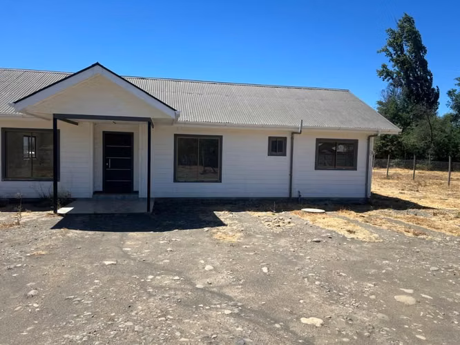 Se arrienda casa 7,5 km a pinto 90m2  3 H 2 B
